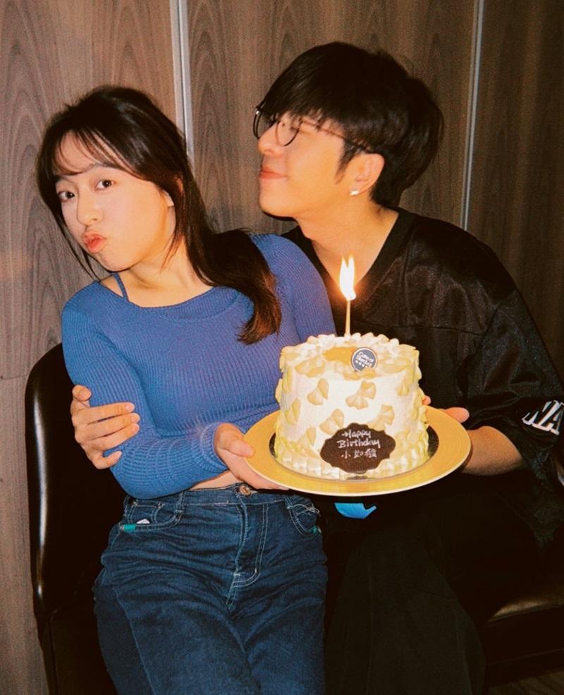 哥哥飛吻,妹妹避開。