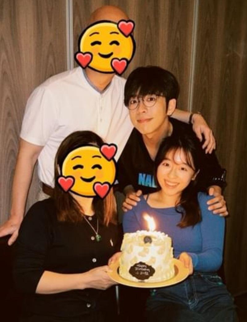 Edan爸媽都有同場為囡囡慶祝。