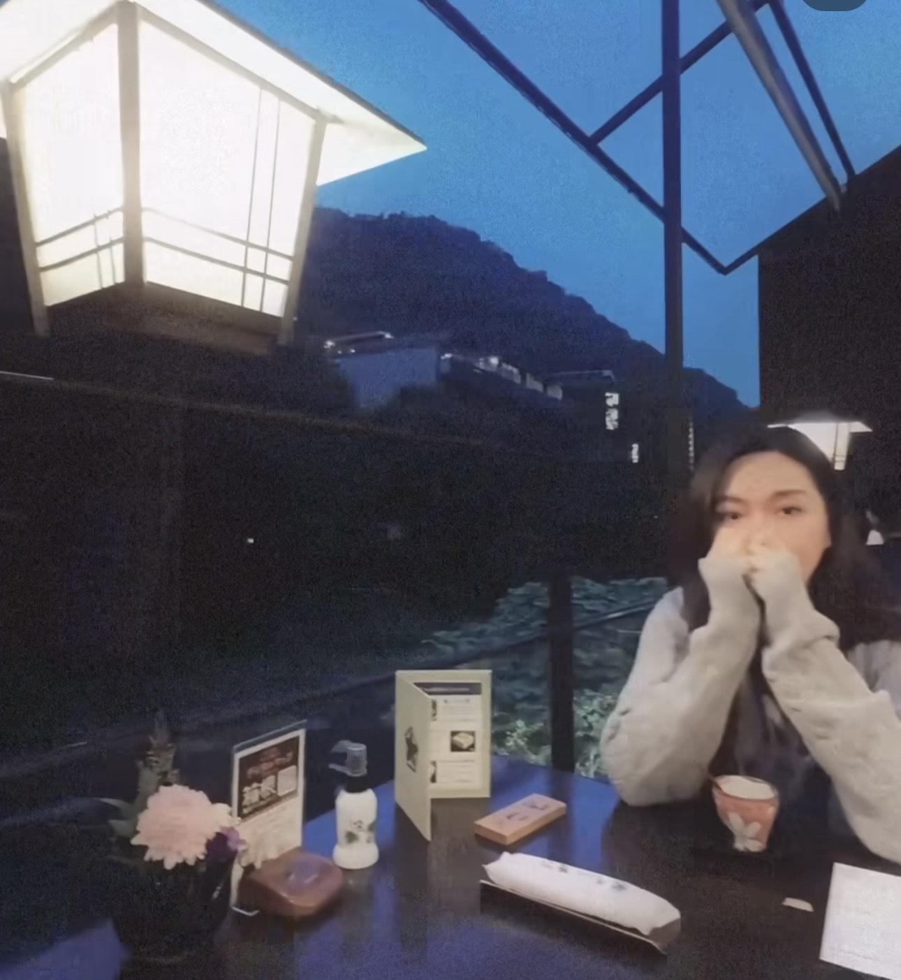 素顏的靚湯皮膚白滑,非常省鏡。