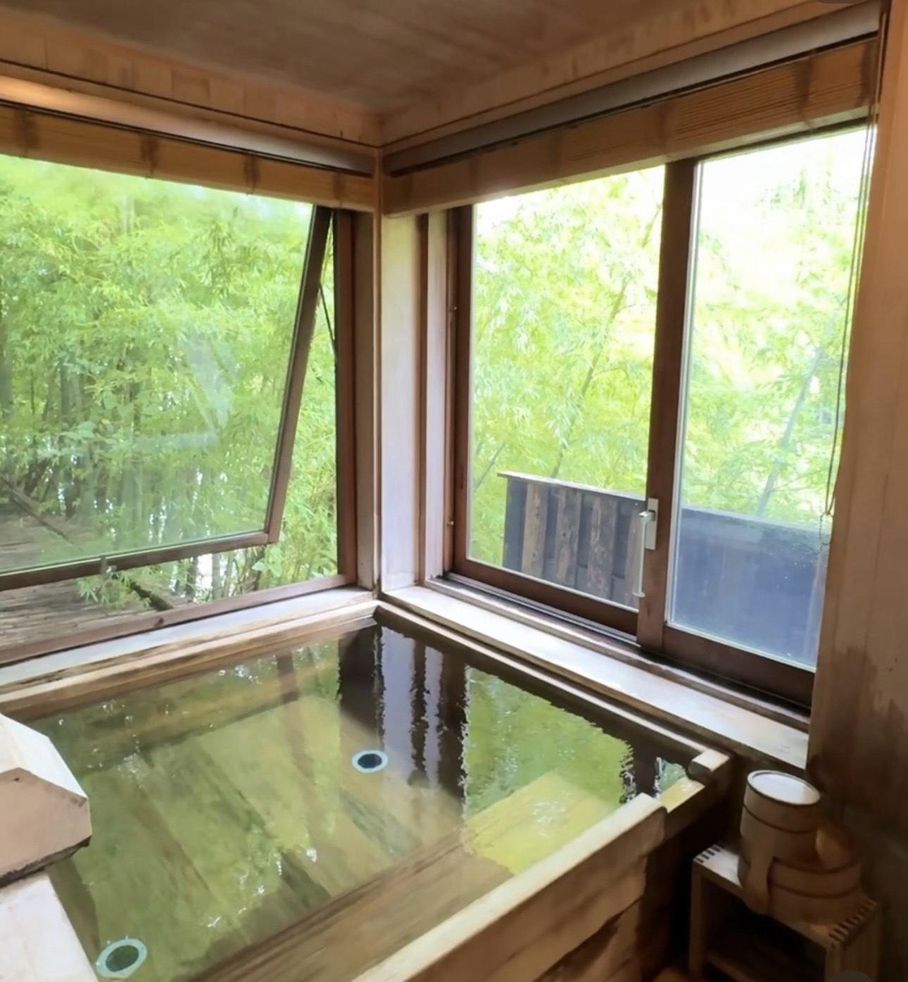 二人在箱根入住溫泉酒店。