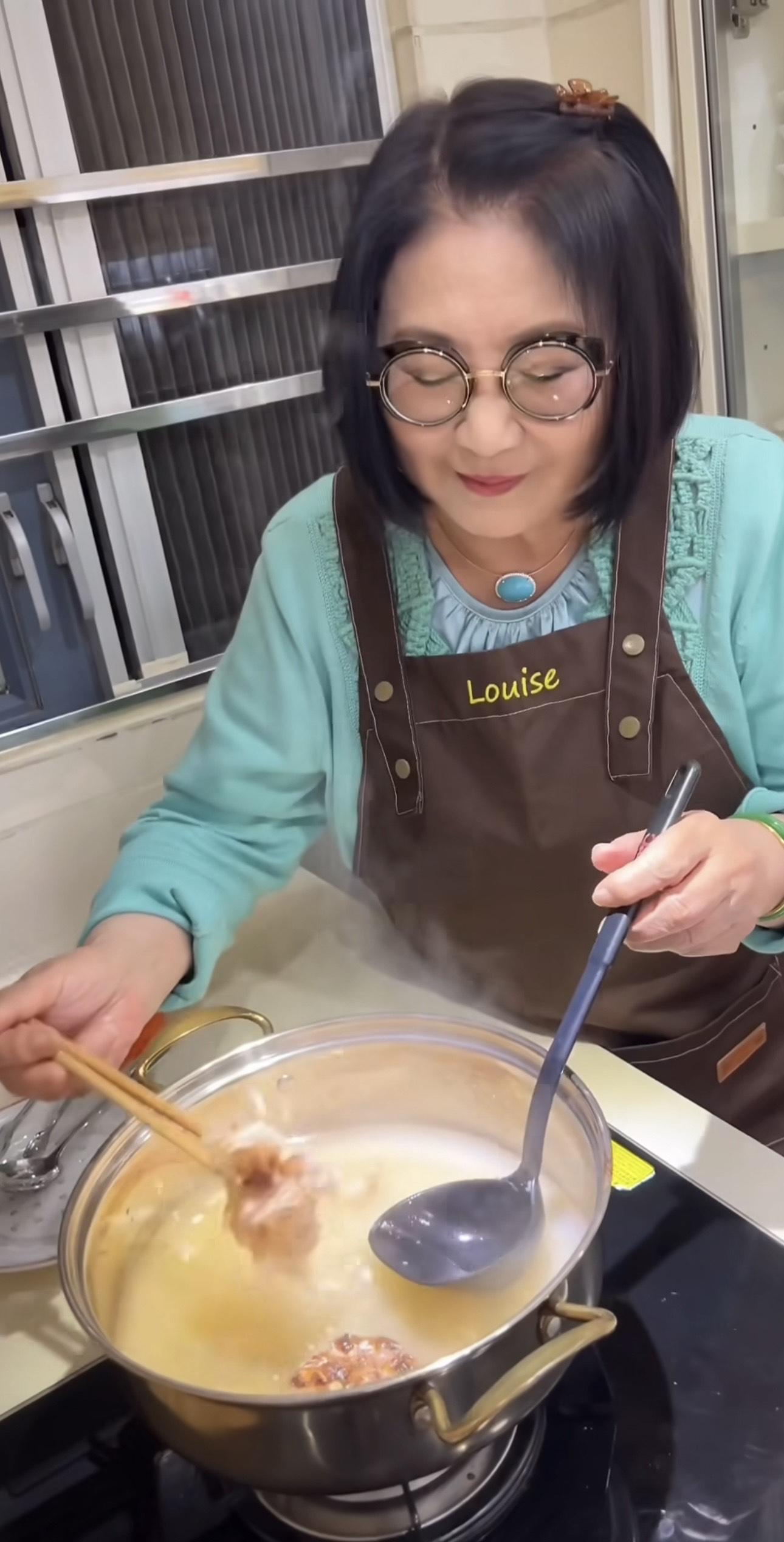 李司棋跟安成宰煮大蒜湯拉麵 。