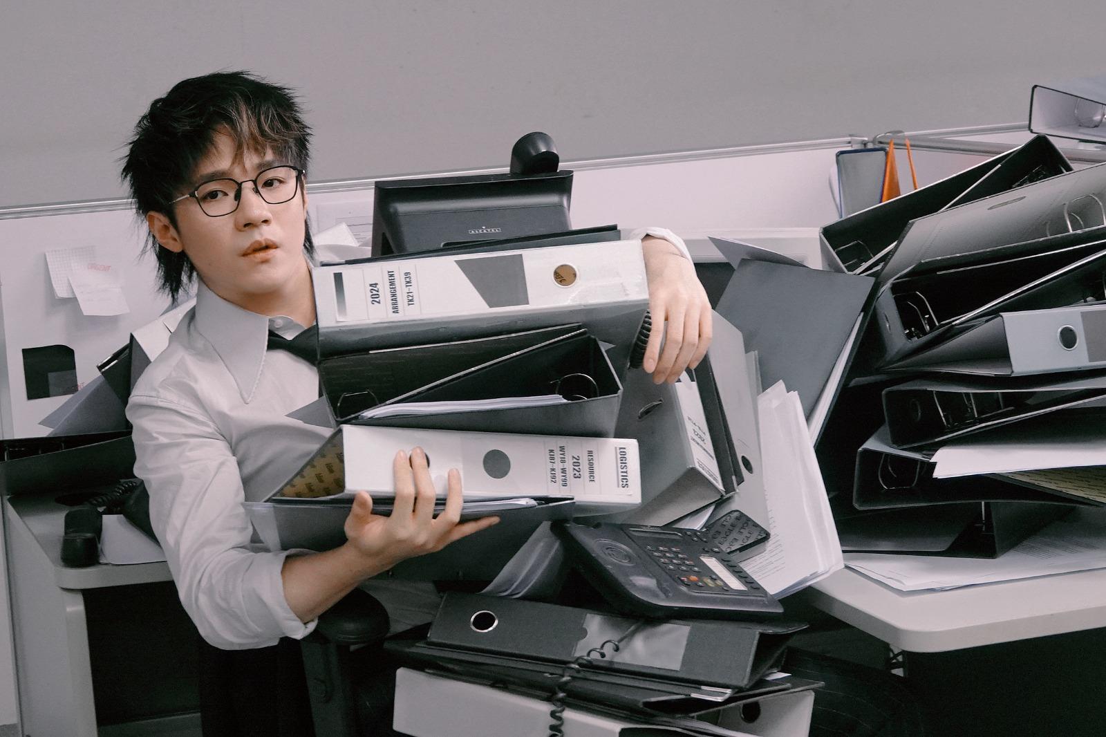 陳卓賢Ian在小組歌《吃腐肉的鷹》MV化身白領。