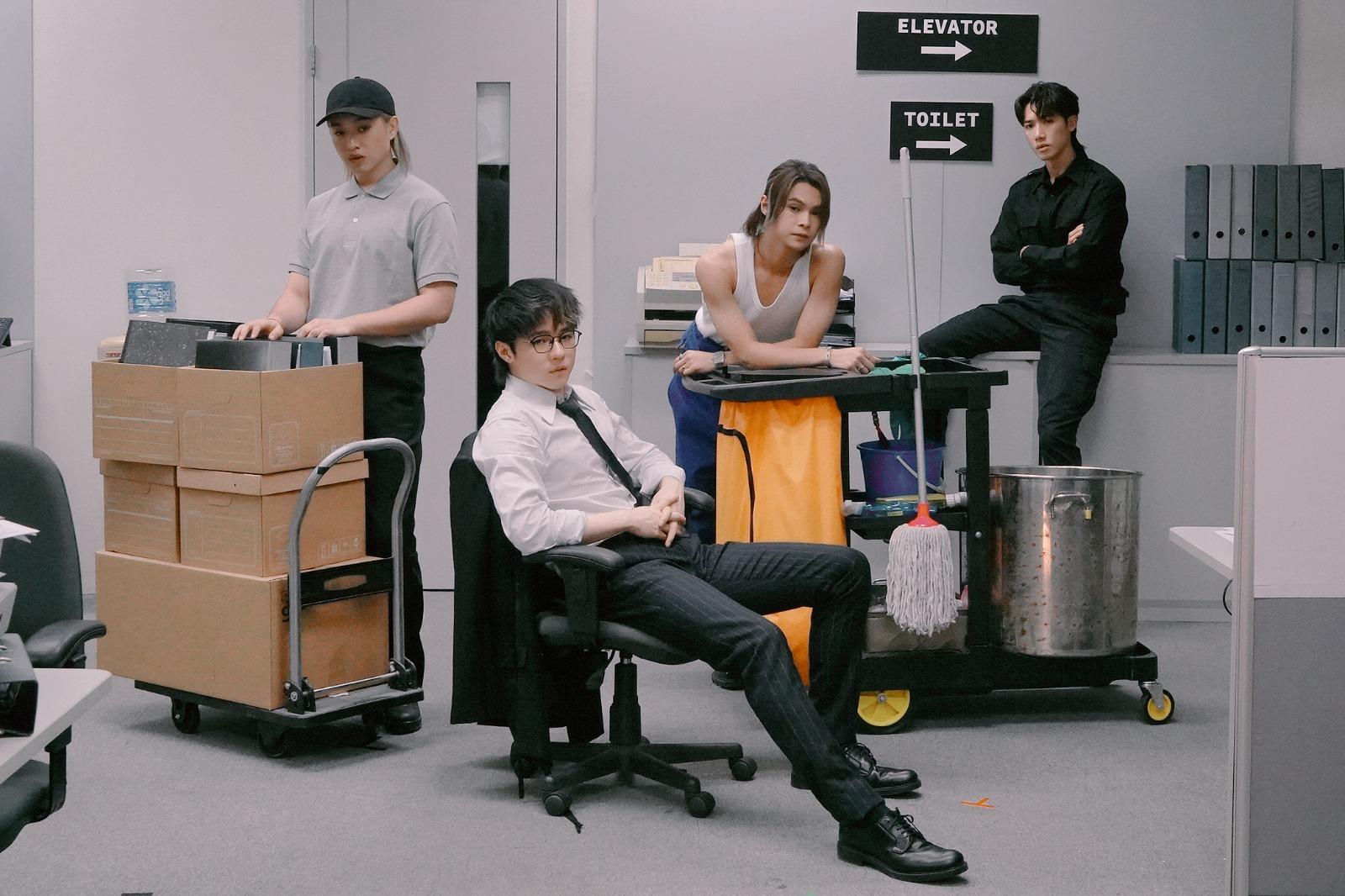 陳卓賢、柳應廷、邱士縉、邱傲然在小組歌《吃腐肉的鷹》MV化身打工仔。