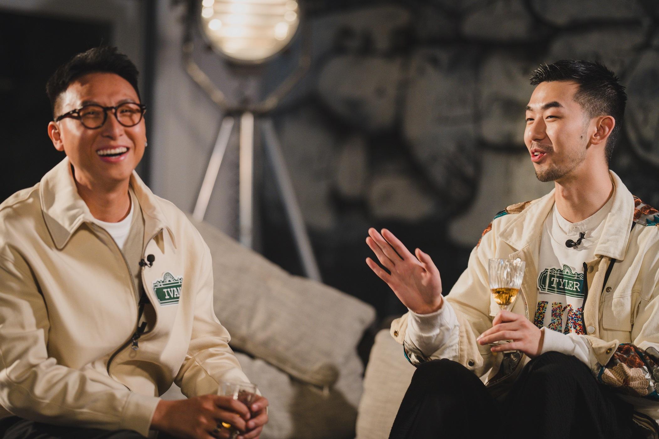 Ivan(左)對從事醫生的Tyler(右)感到好奇。