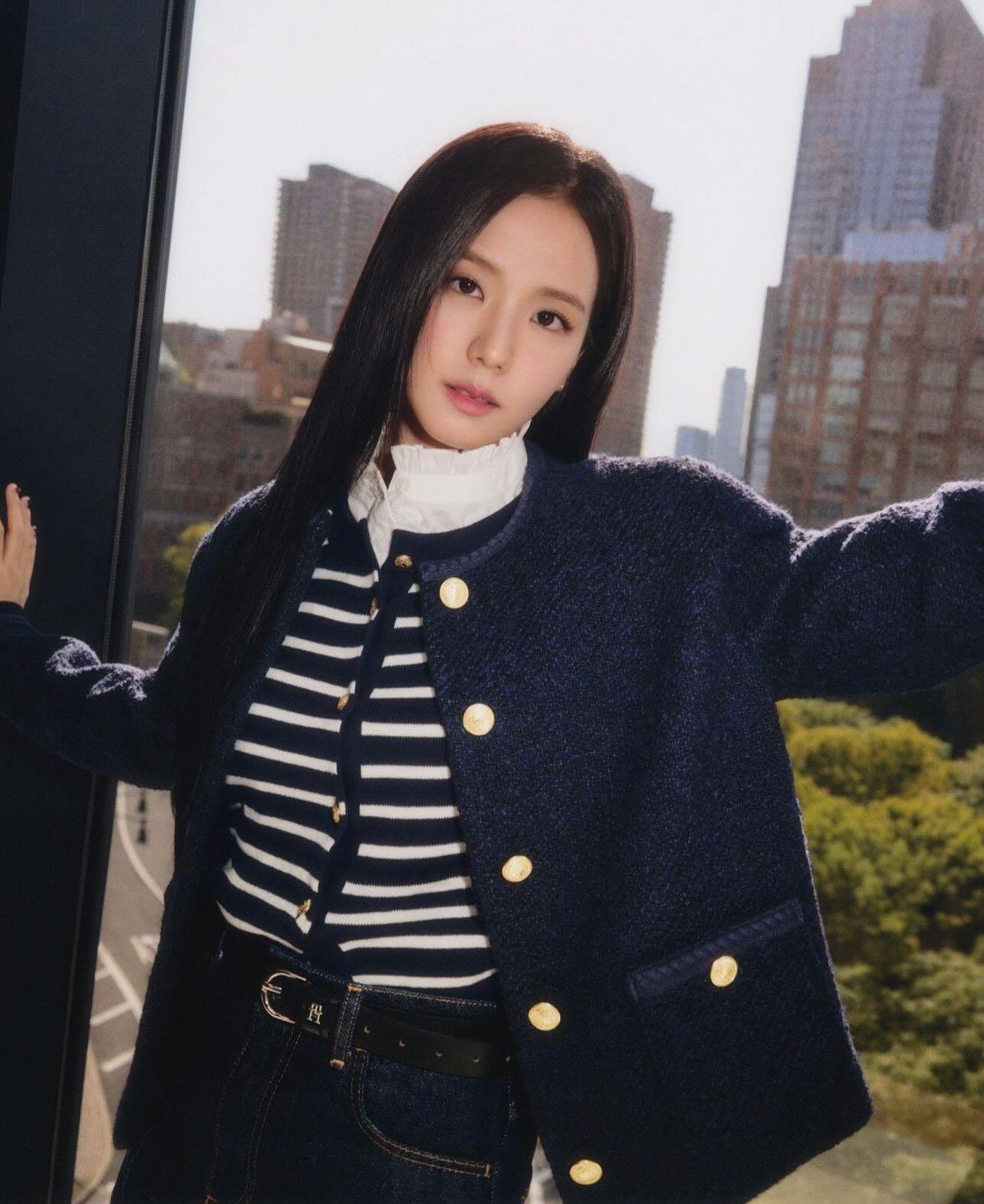 一身Tommy Hilfiger新裝的Jisoo,輕鬆駕御New Yorker打扮。