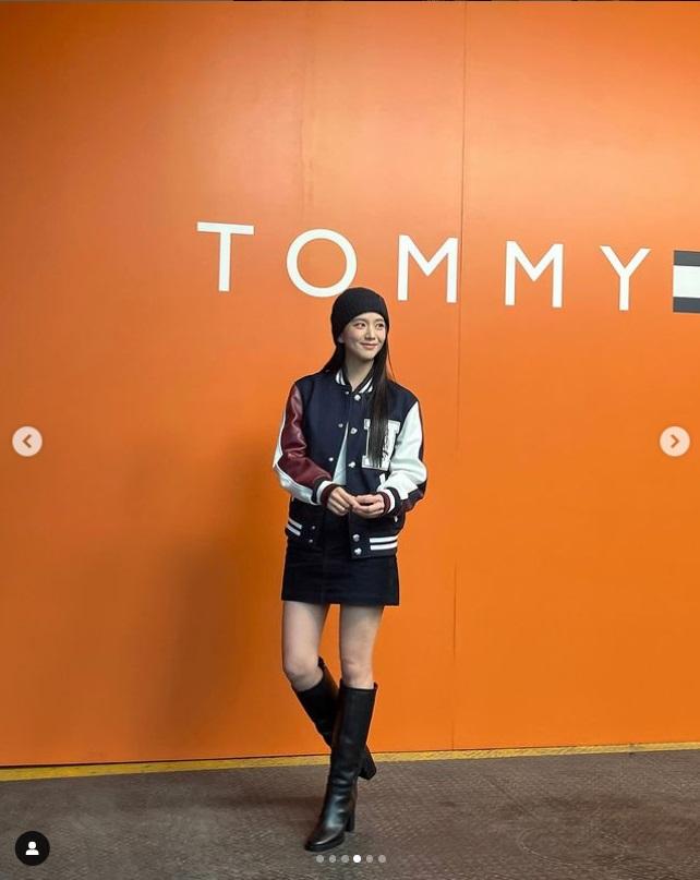 上月Jisoo飛到紐約時裝周,出席Tommy Hilfiger 2025春夏大騷,時尚界已聞到味,她會為品牌代言。