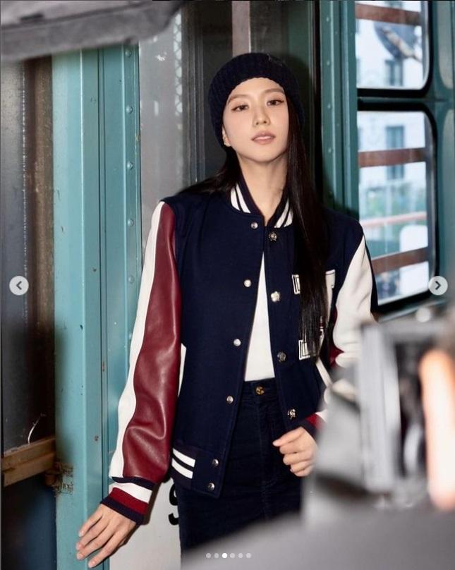 身穿Tommy Hilfiger 復古棒球外套的Jisoo,與品牌氣質契合。