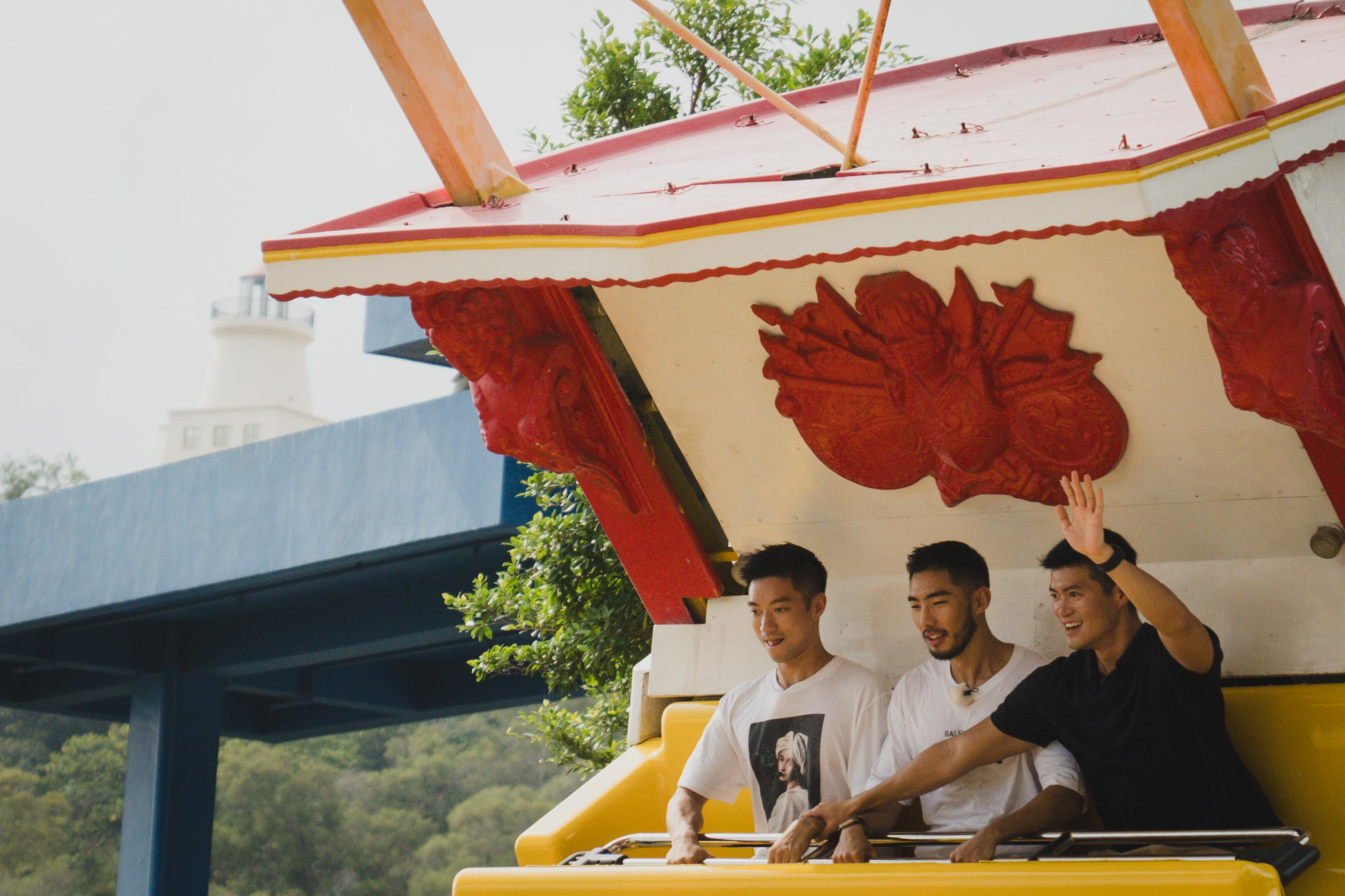 Jason繞過Wallace搭著Calvin手給他勇氣鼓勵。