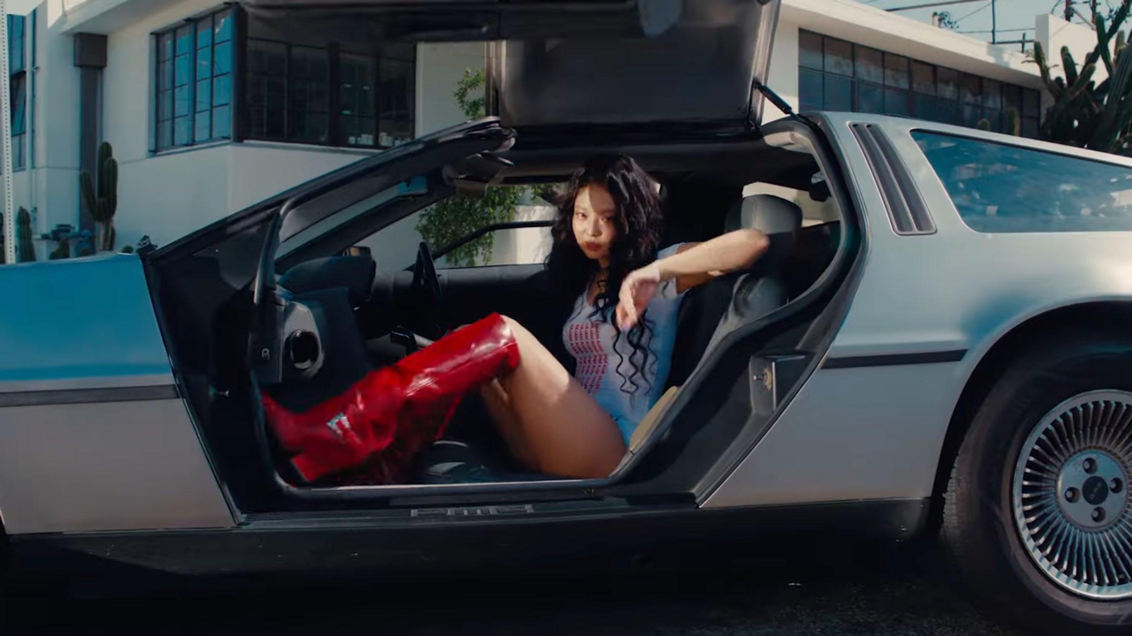 Jennie在《Mantra》MV裡,大晒火辣美好身材。