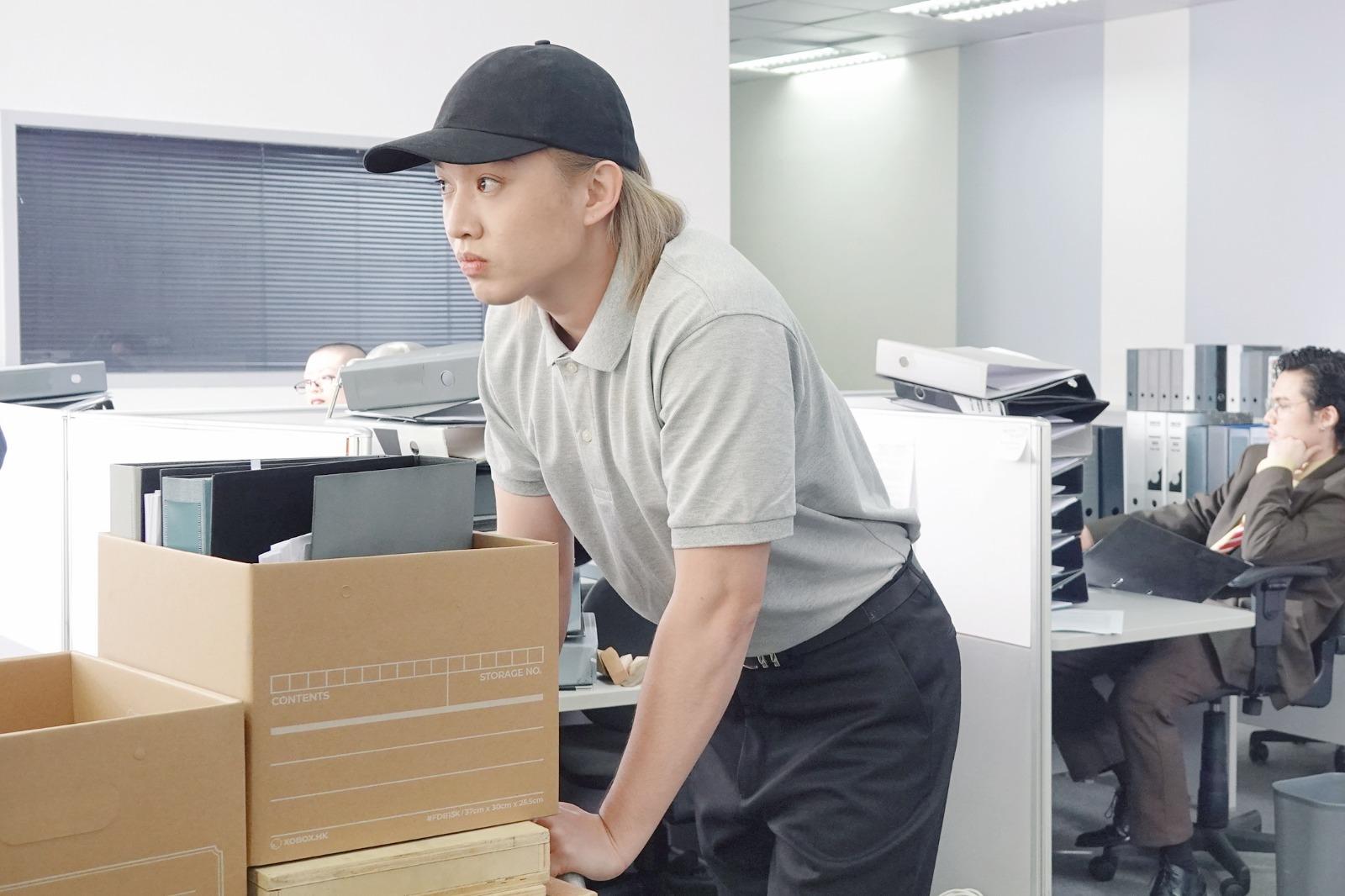 柳應廷Jer在小組歌《吃腐肉的鷹》MV化身office boy。