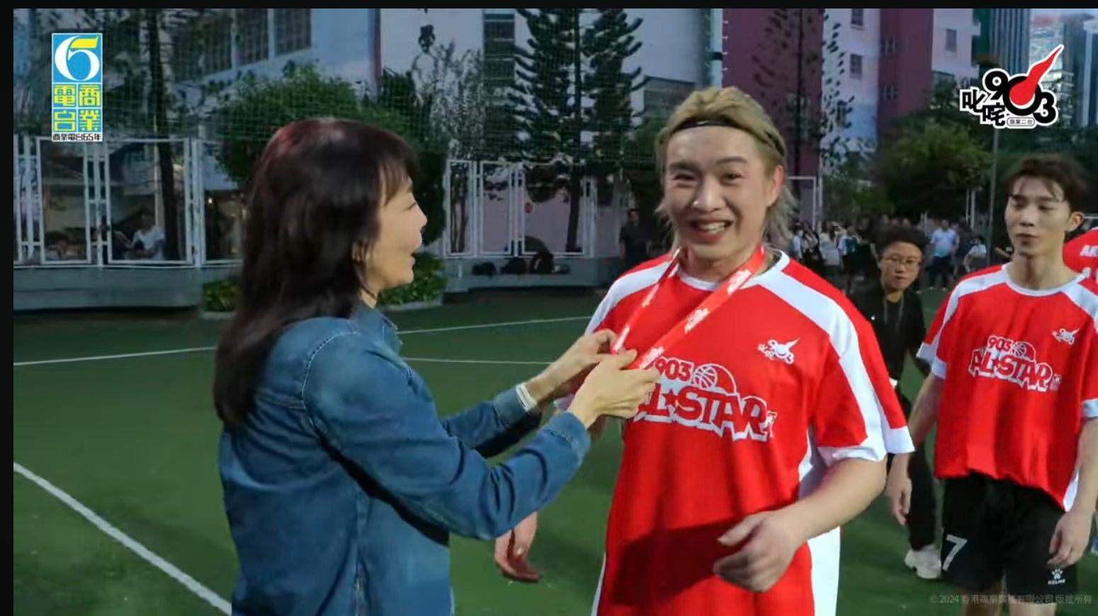 Jer開心獲Do姐派發獎牌。