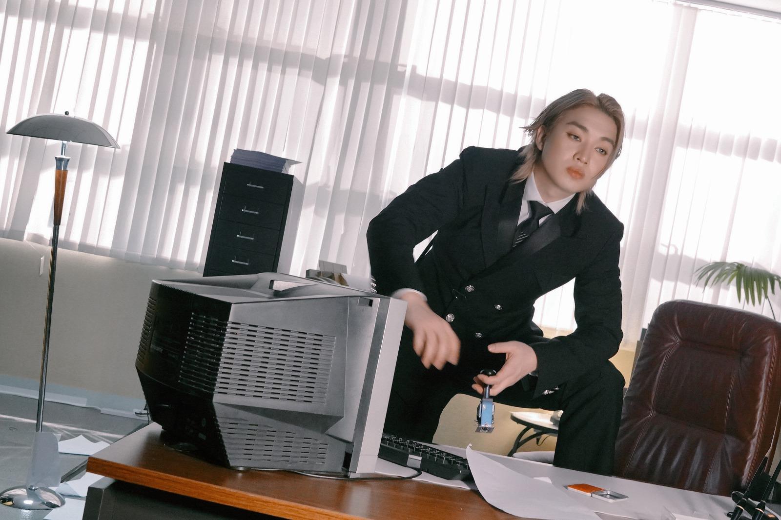 邱士縉Stanley在小組歌《吃腐肉的鷹》MV由Office boy變成西裝骨骨的大老闆,charm到爆。