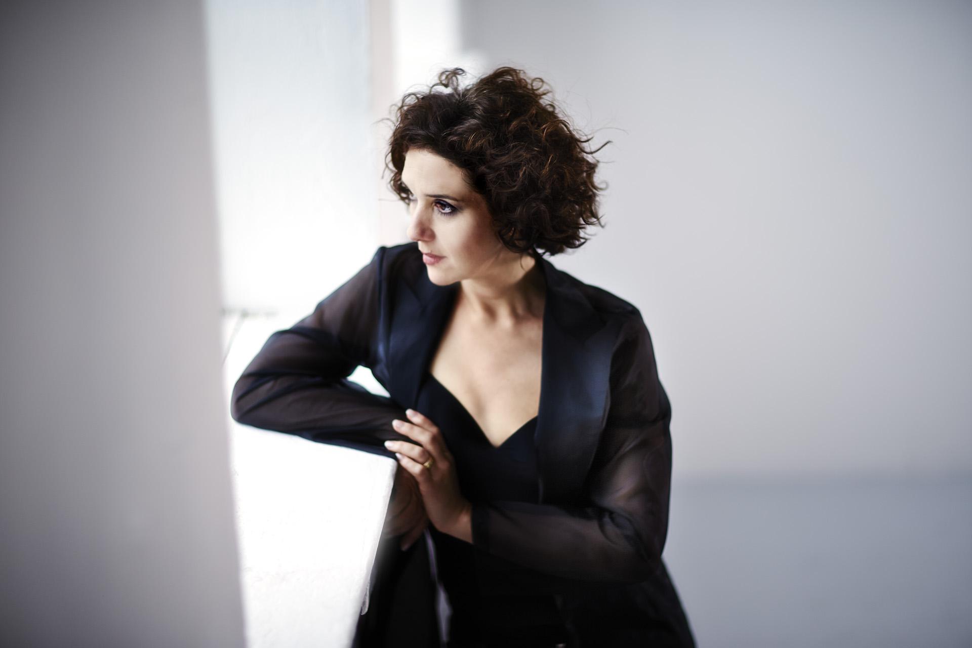 在音樂會演出方面,斑莎的演唱曲目極廣,曾與多位知名指揮合作,亦經常亮相於獨奏會及室樂音樂會外,更曾涉足跨界演出。