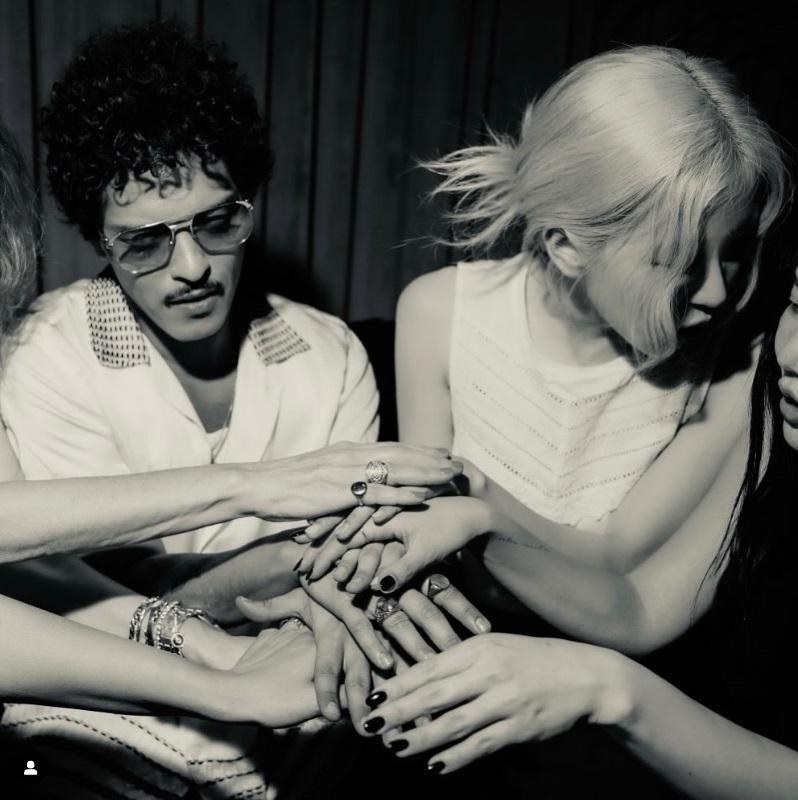 Bruno Mars則上載與Rosé玩遊戲的照片,又屈對方想強吻他。