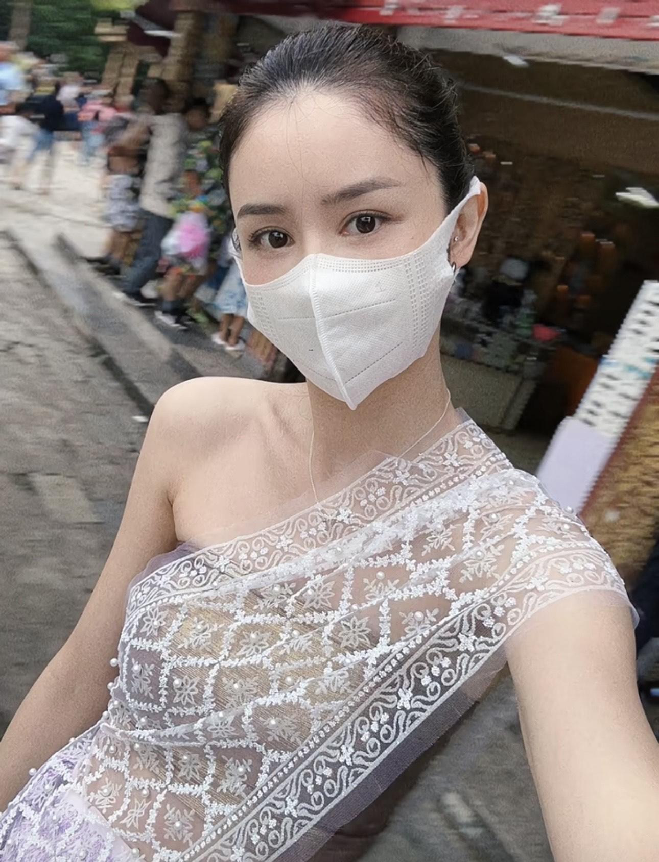 張馨月穿上傣族民族服裝,非常漂亮。