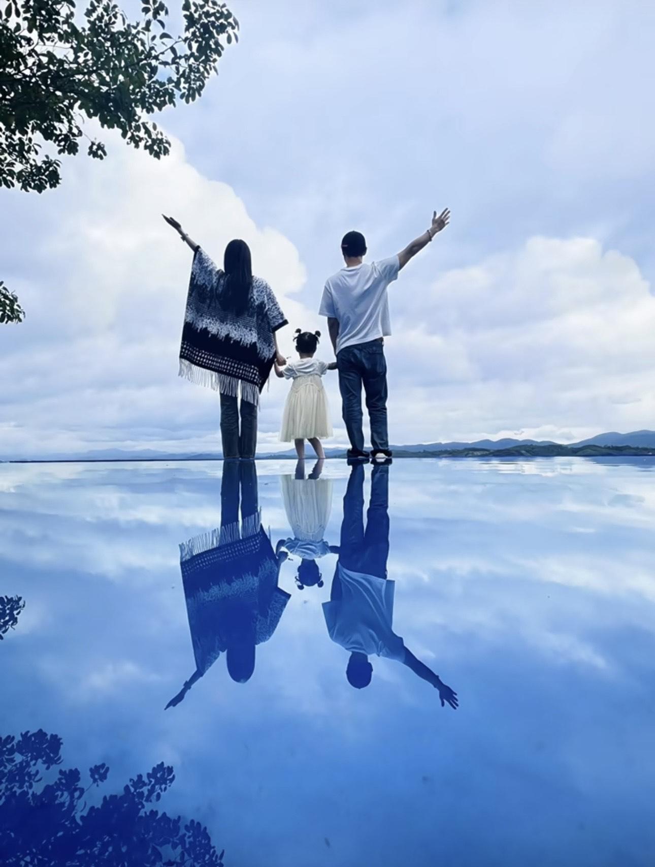 林峯一家三口月初在雲南省西雙版納旅行。