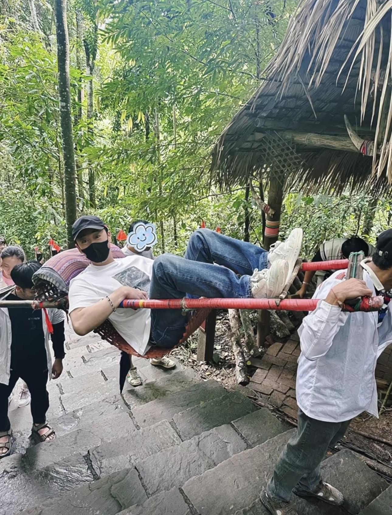 林峯與張馨月亦大玩轎擔,由轎夫抬上山。