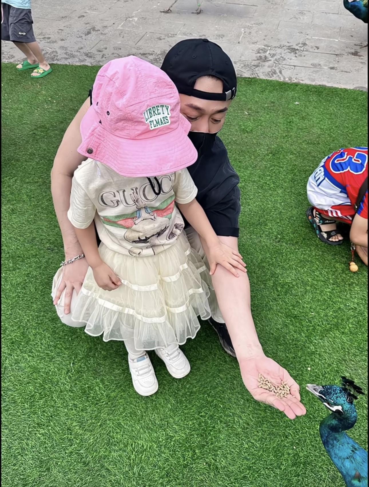 林峯一家三口月初在雲南省西雙版納旅行。