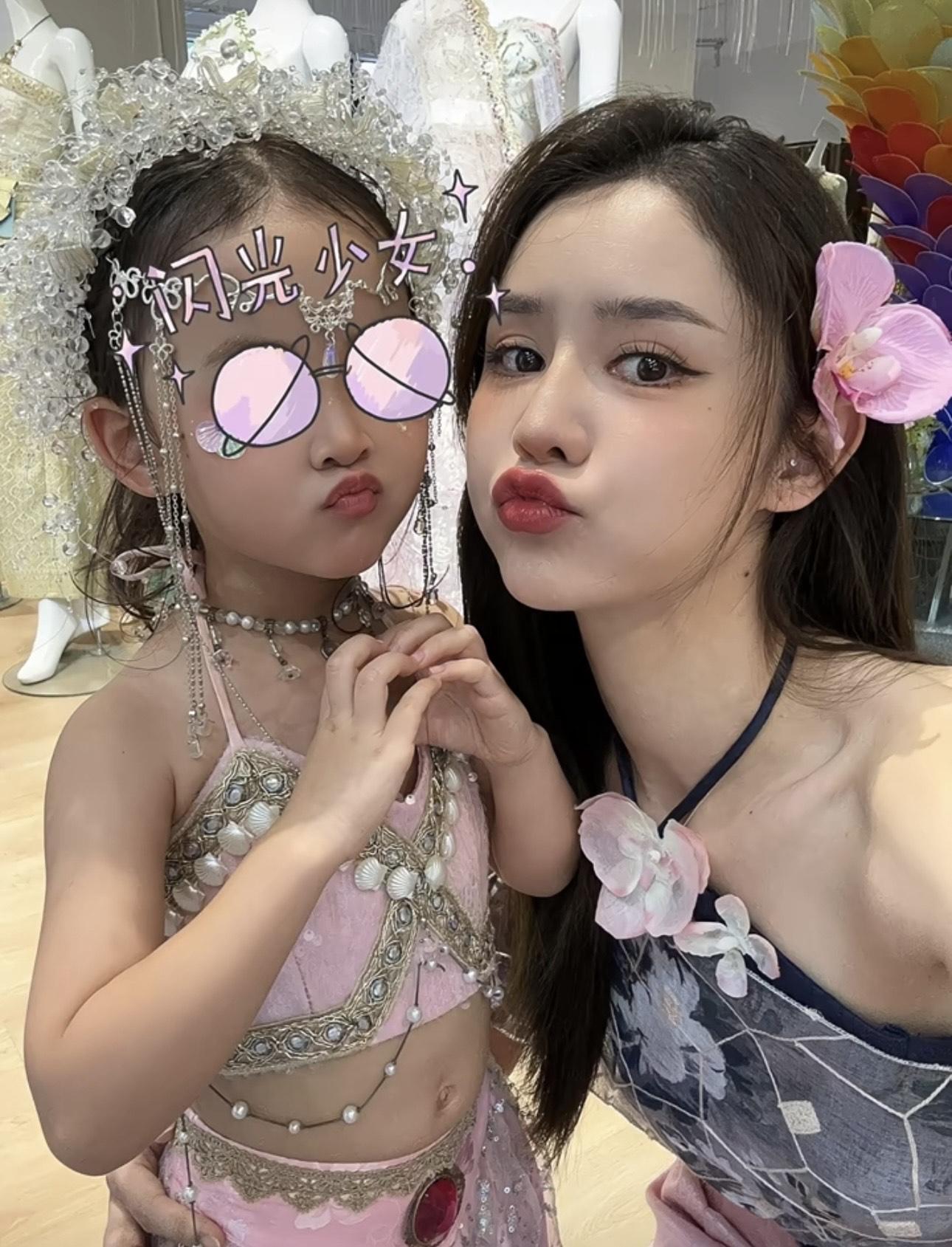 4歲的格格一身粉紅色露臍裝,造型可愛。