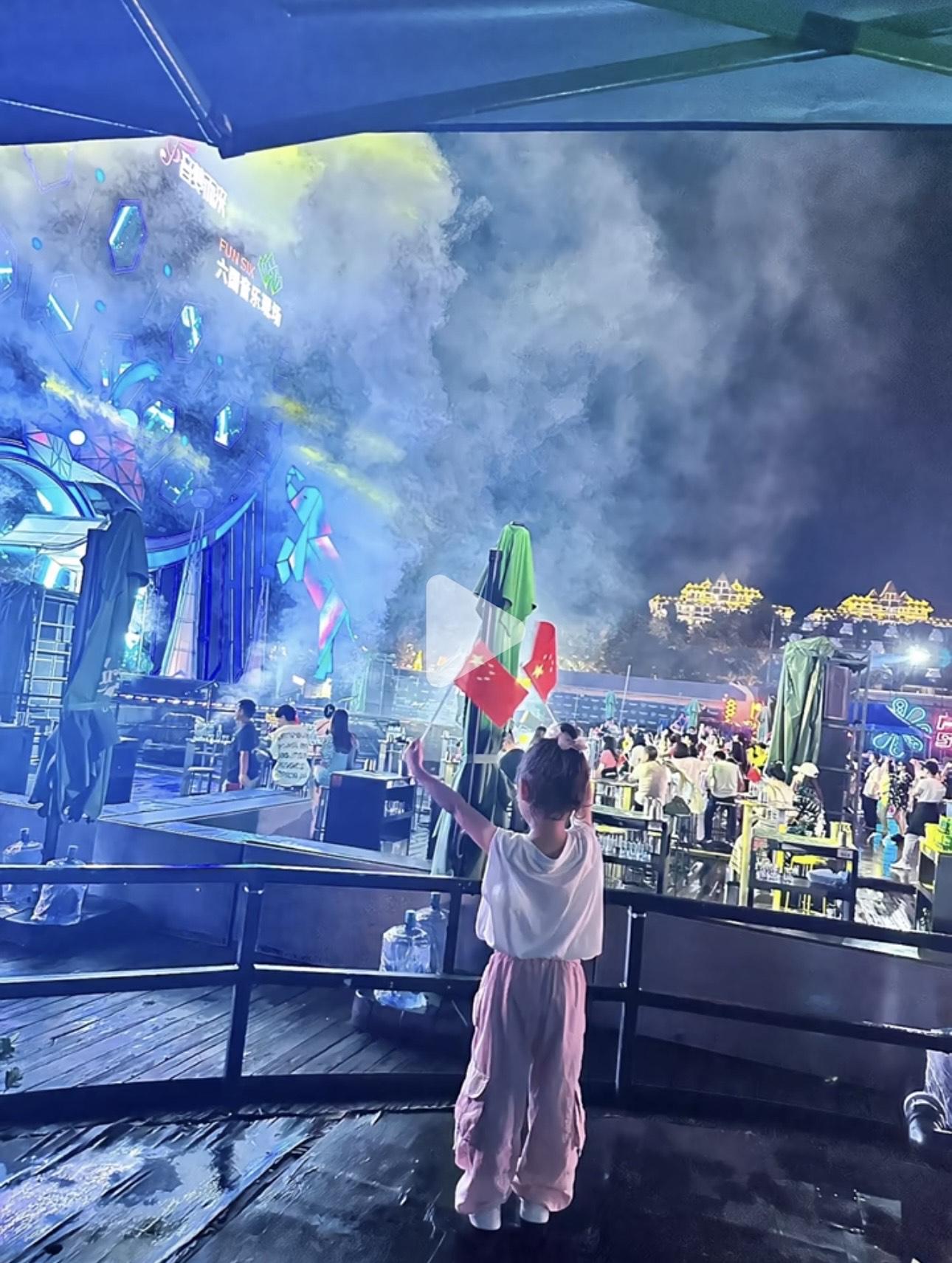 林峯一家三口月初在雲南省西雙版納旅行。