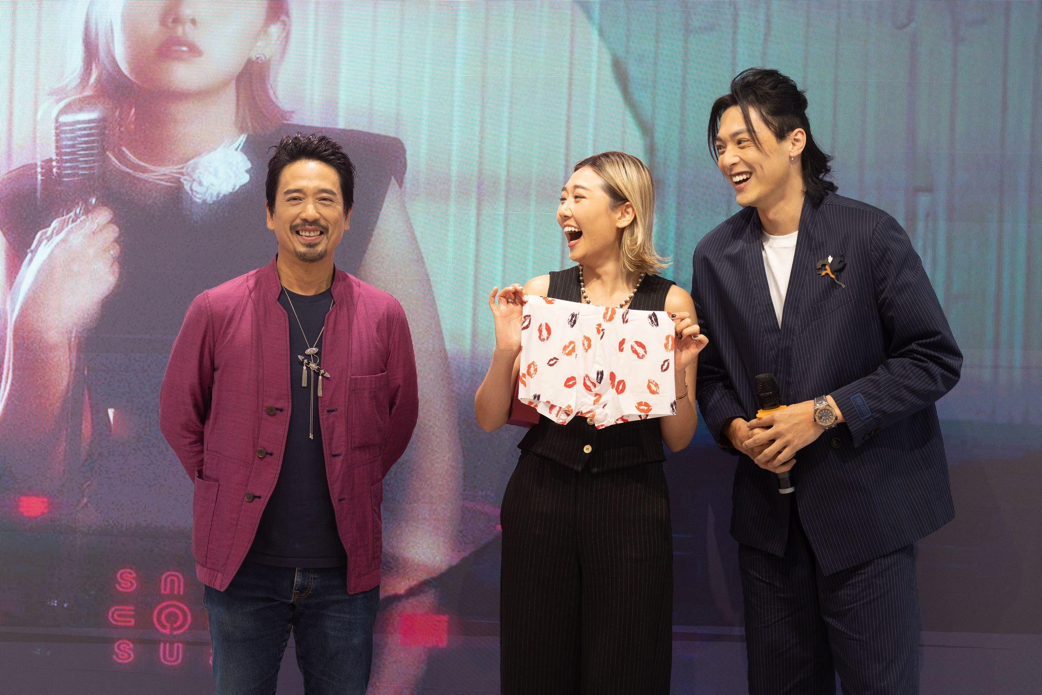 李然獲贈唇印內褲創意回禮引笑聲。