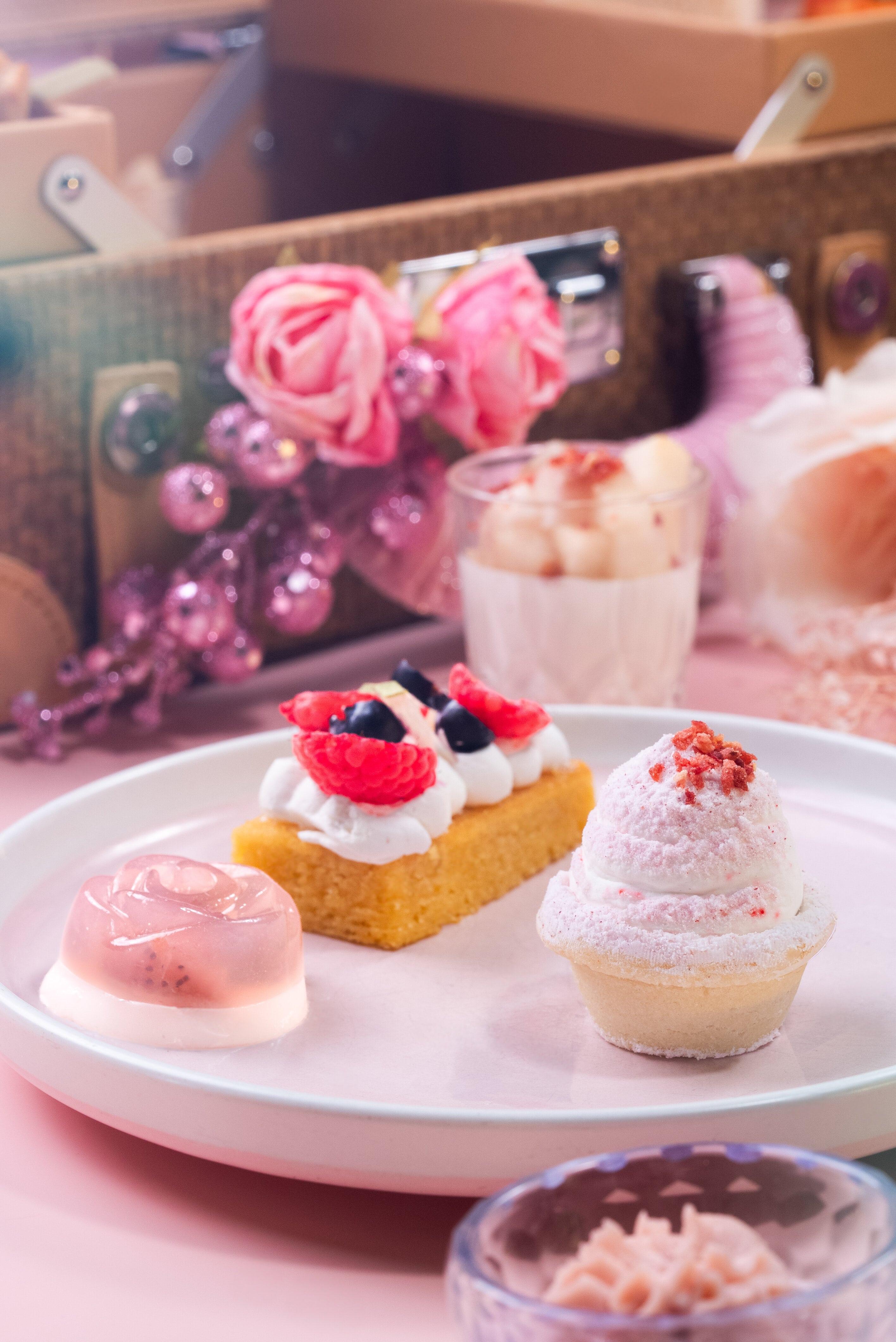 甜點有草莓椰香果凍、鮮果杏仁奶油蛋糕、法式蘋果蛋白撻、迷你英式鬆餅配玫瑰奶油忌廉。