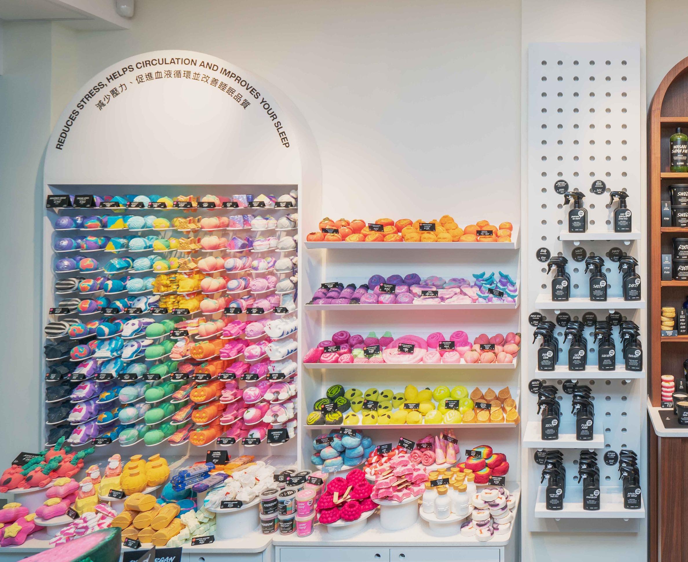Lush汽泡彈牆展示多款萬聖節及聖誕節的汽泡彈,為沐浴時光帶來色彩繽紛的活力。