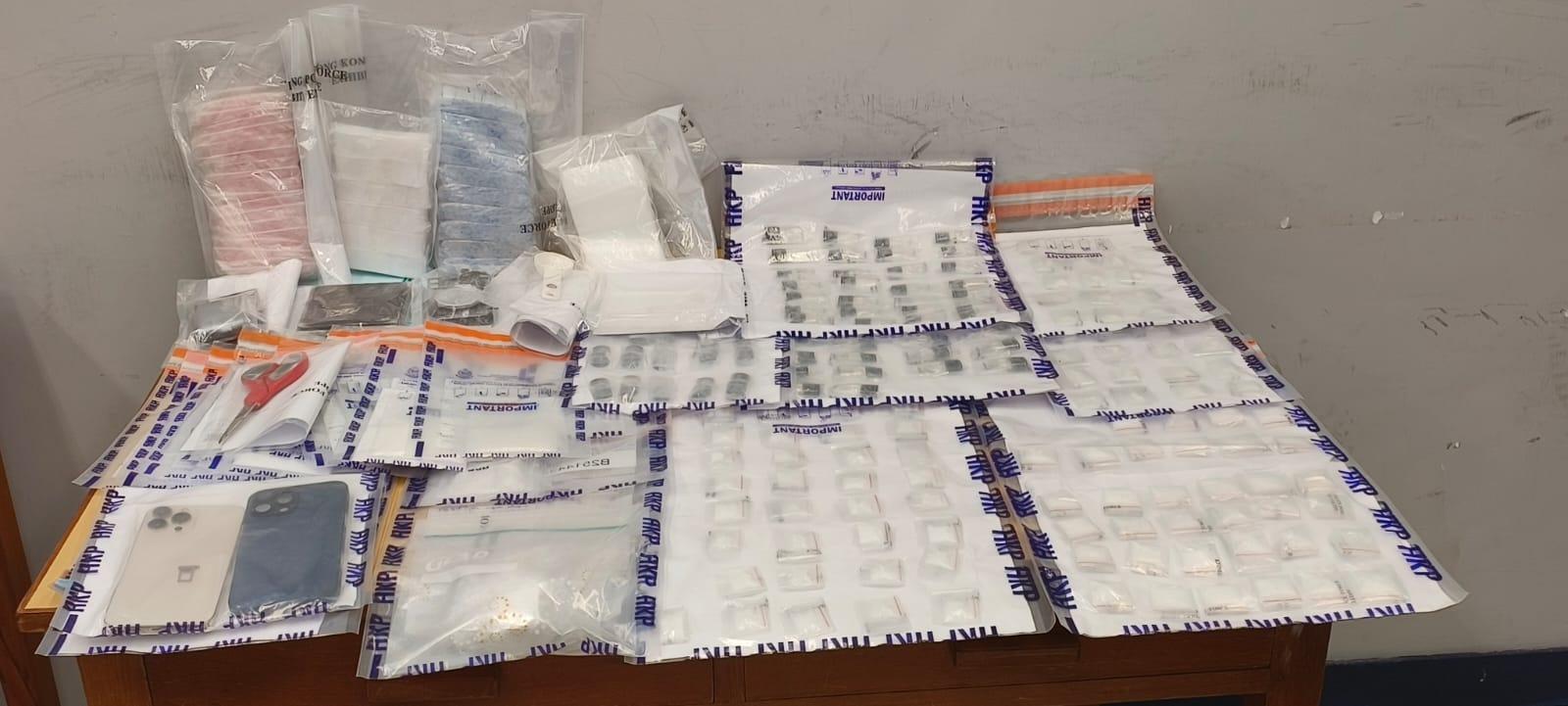 警方搗破紅磡荃灣兩毒品儲存倉,檢53萬元毒品拘兩男女。(警方圖片)