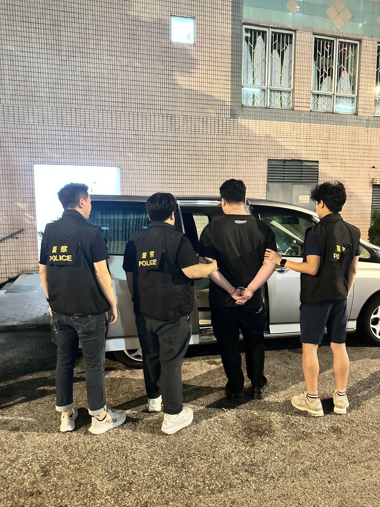 警方搗破紅磡荃灣兩毒品儲存倉,檢53萬元毒品拘兩男女。(警方圖片)