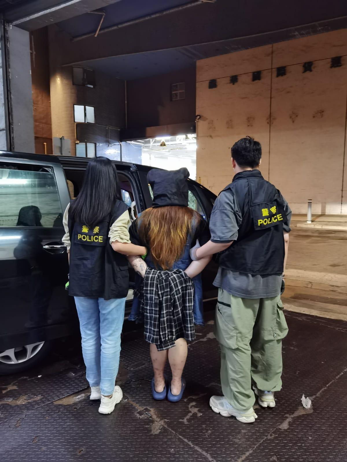 警方搗破紅磡荃灣兩毒品儲存倉,檢53萬元毒品拘兩男女。(警方圖片)