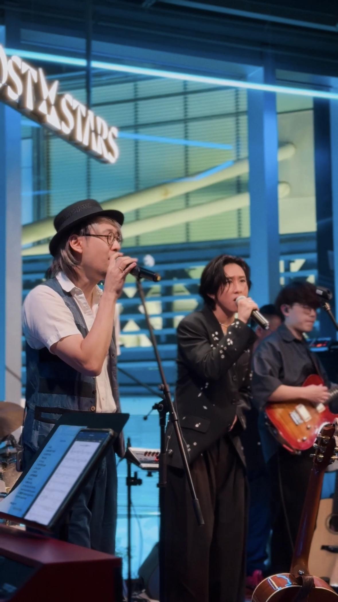 Manson 邀請黃靖作嘉賓合編合唱。