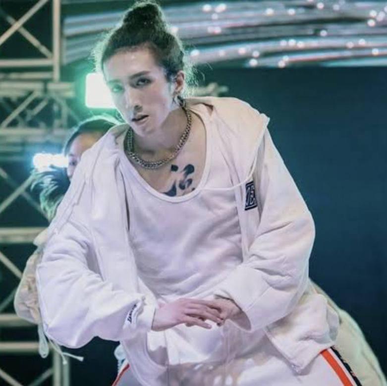 男團MIRROR前年7月在演唱會中受傷的舞蹈員李啟言(阿Mo),現時在中大醫院接受復康治療。(資料圖片)