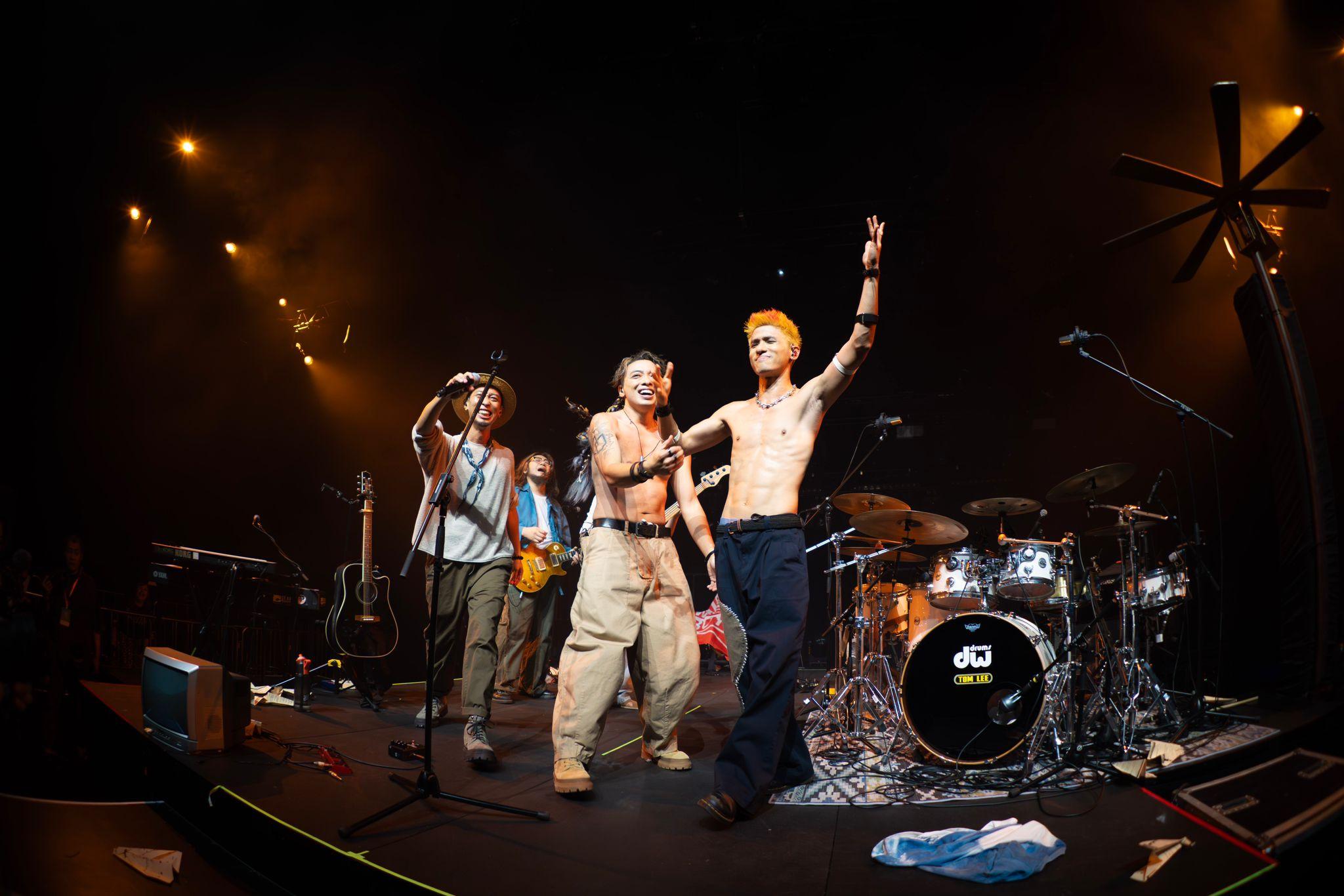 主音Van和鼓手Nate更興奮到除衫,大騷六嚿腹肌。