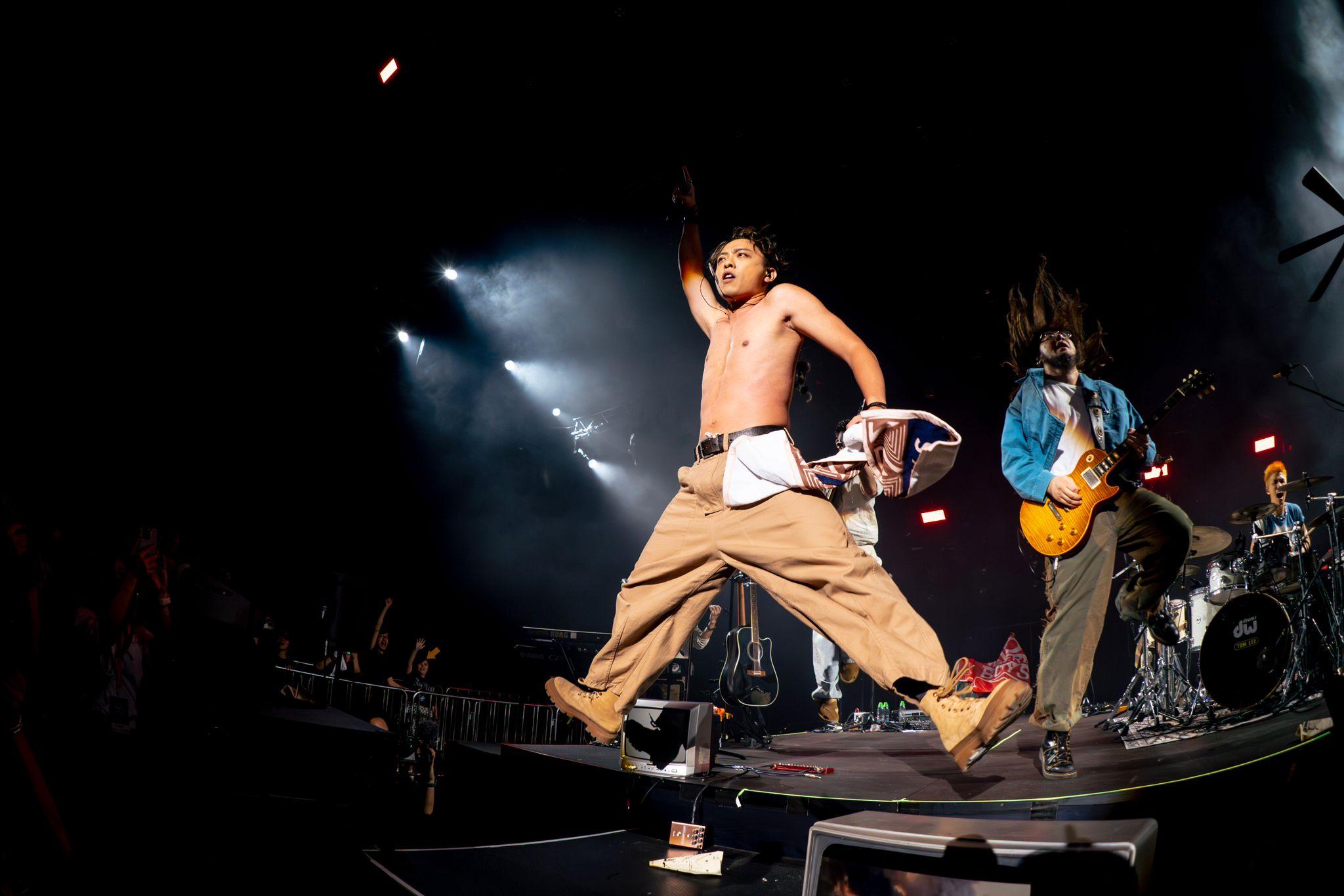 主音Van和鼓手Nate更興奮到除衫,大騷六嚿腹肌。