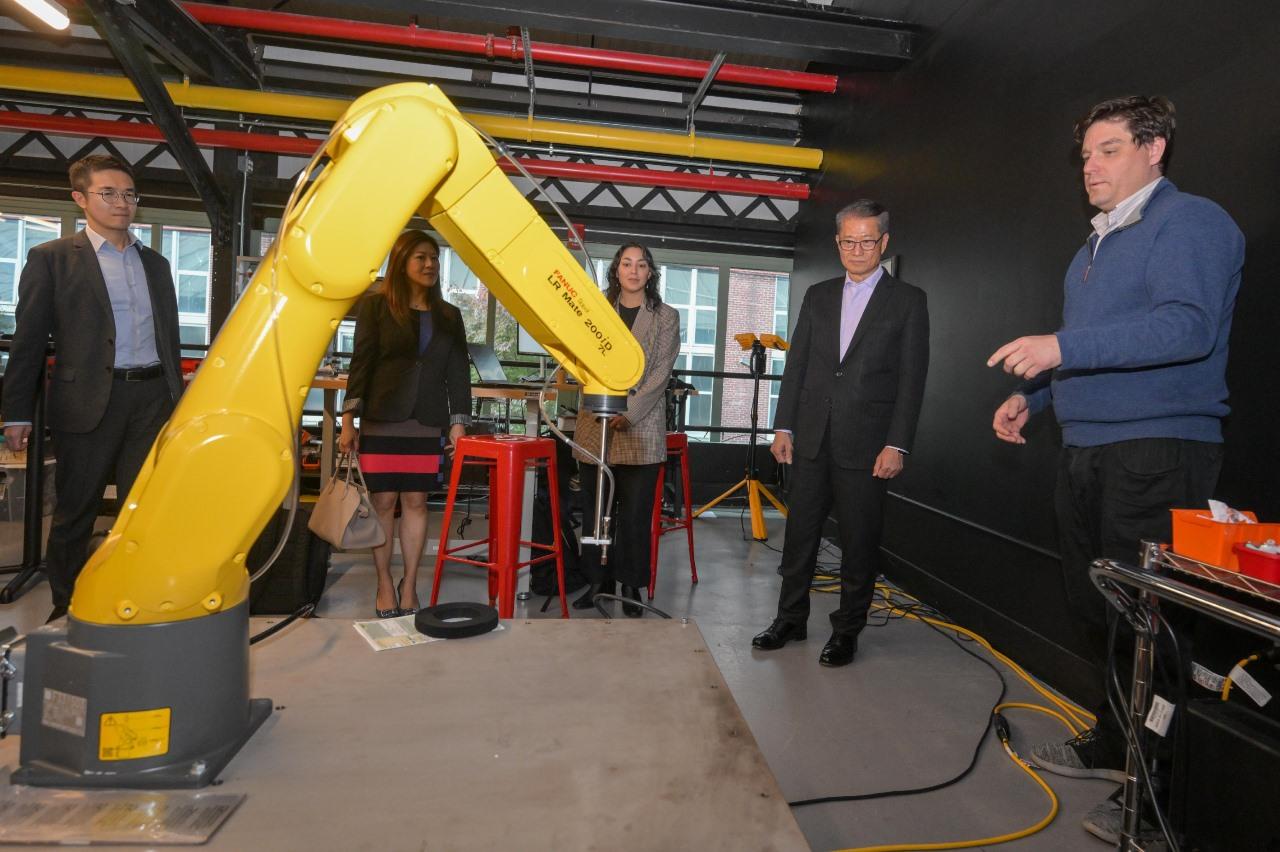 財政司司長陳茂波昨日在美國紐約進行最後一日訪問行程。圖示陳茂波(右二)到訪初創企業平台Newlab,並參訪中心內的初創企業。(政府新聞處)