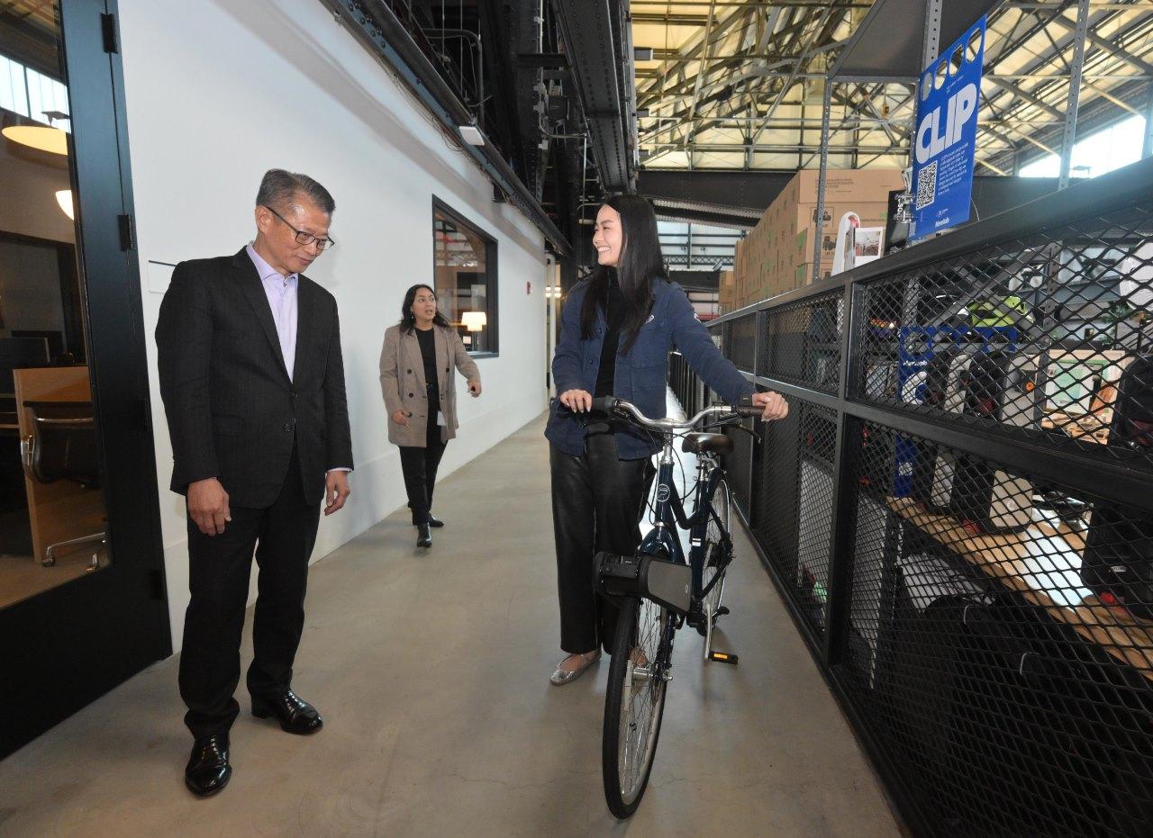 陳茂波(左)到訪初創企業平台Newlab,並參訪中心內的初創企業。(政府新聞處)