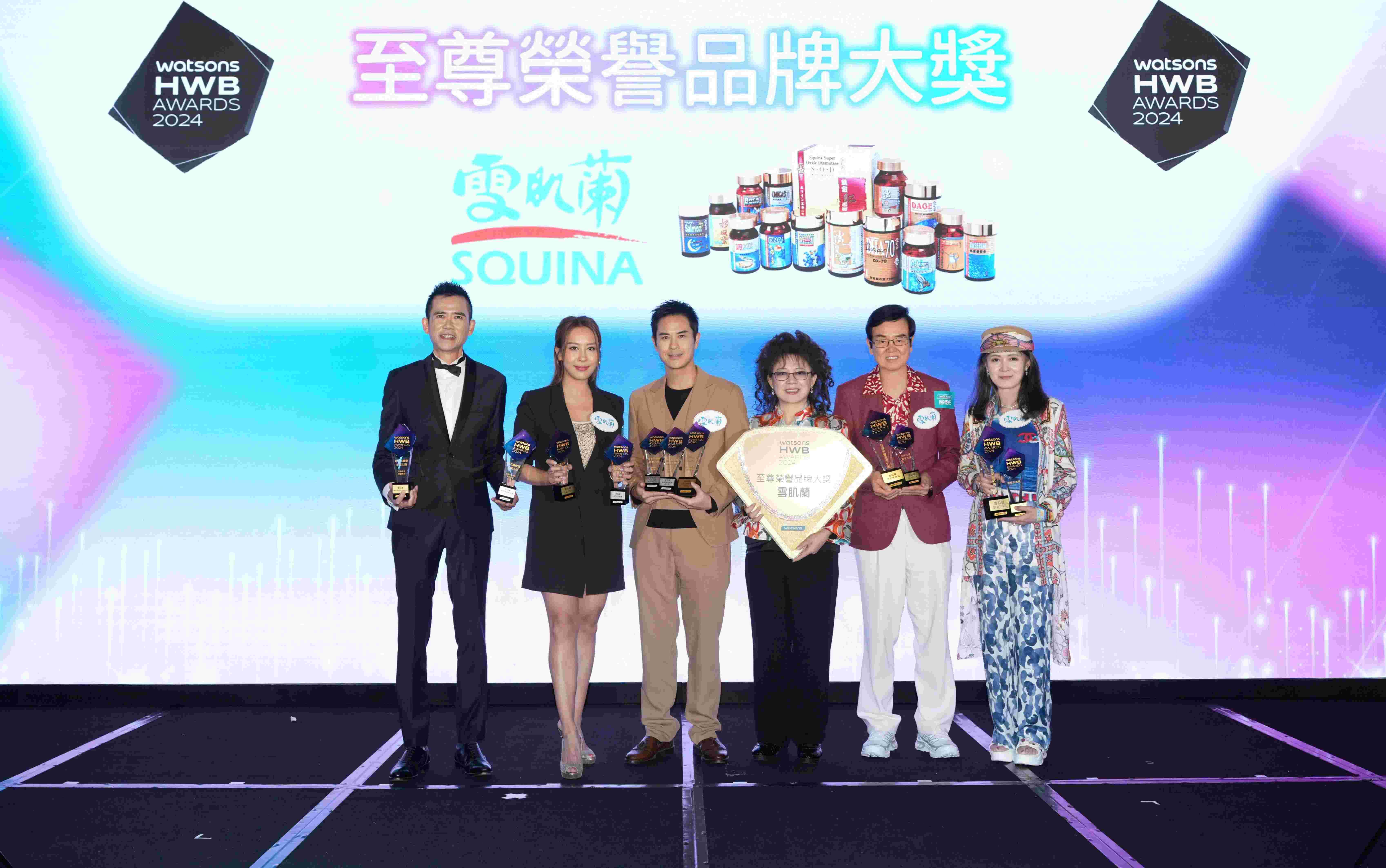 屈臣氏董事總經理李家樂先生(左一)擔任頒獎嘉賓,與一眾得獎嘉賓在台上合照。