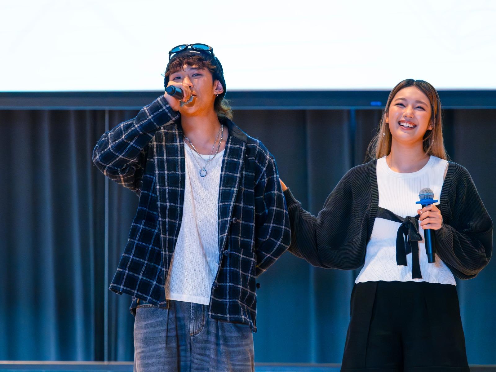 ANSONBEAN哽咽落淚,身旁Feanna輕輕拍他背部以示支持。