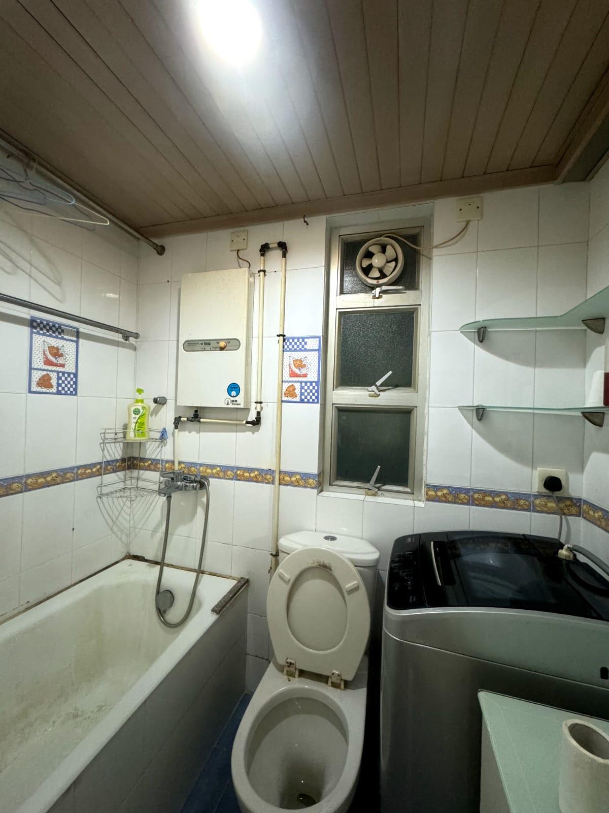 浴室為原裝浴缸設計,若改為企缸,空間會更見使。(代理提供)