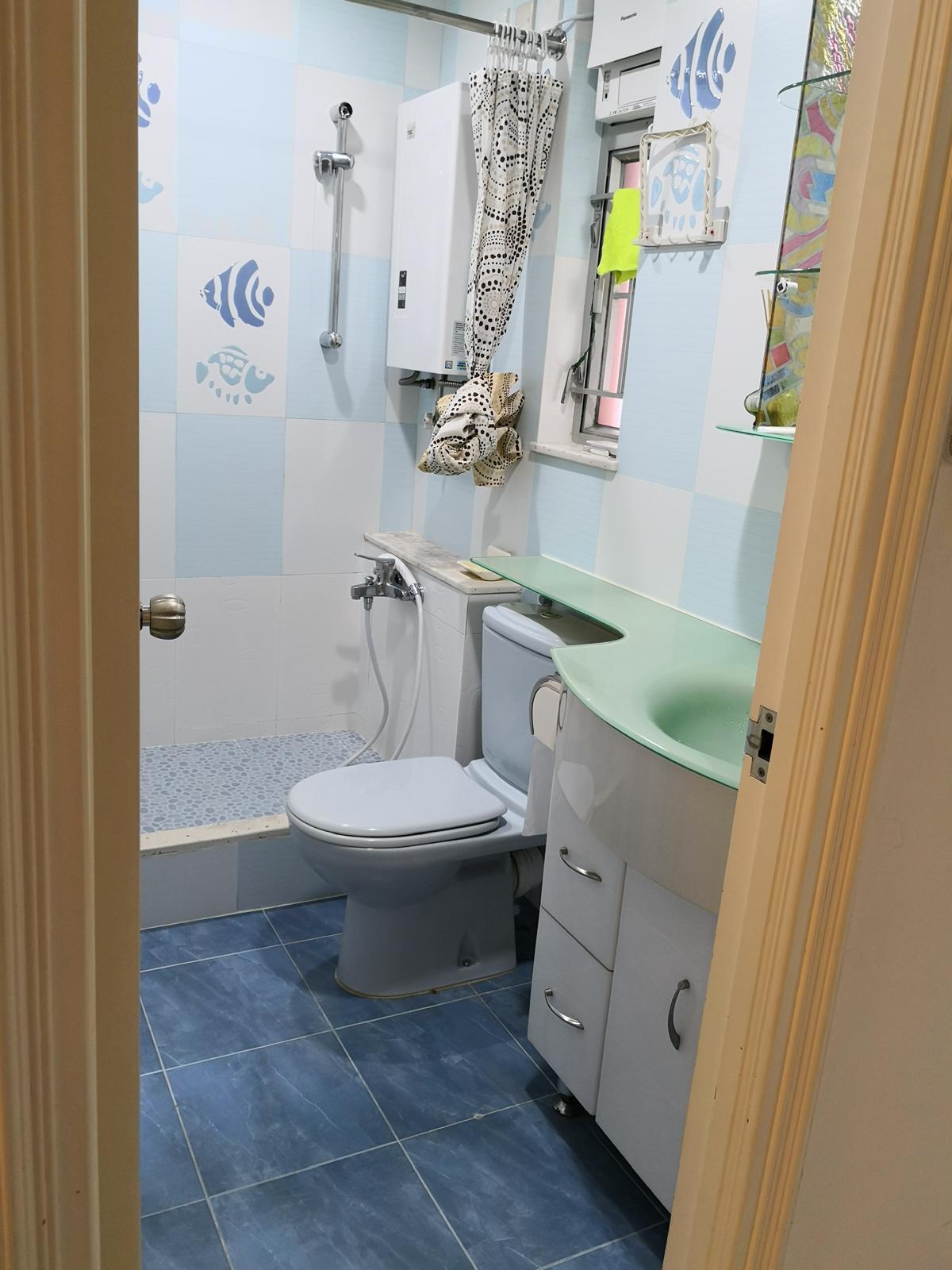 明廁浴室裝修企理,面積不細小。(代理提供)