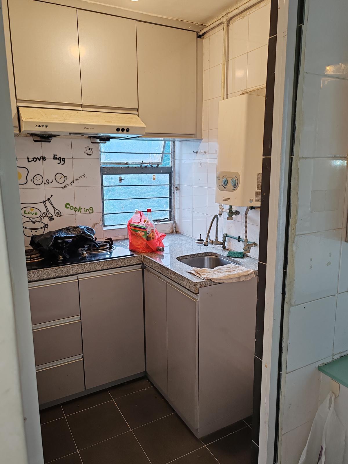 廚房面積算大,設有窗戶兼面向山巒,光猛通爽。(代理提供)