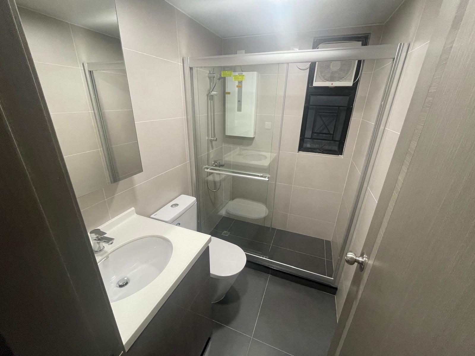 全新裝修的明廁浴室,設計簡潔實用。(代理提供)
