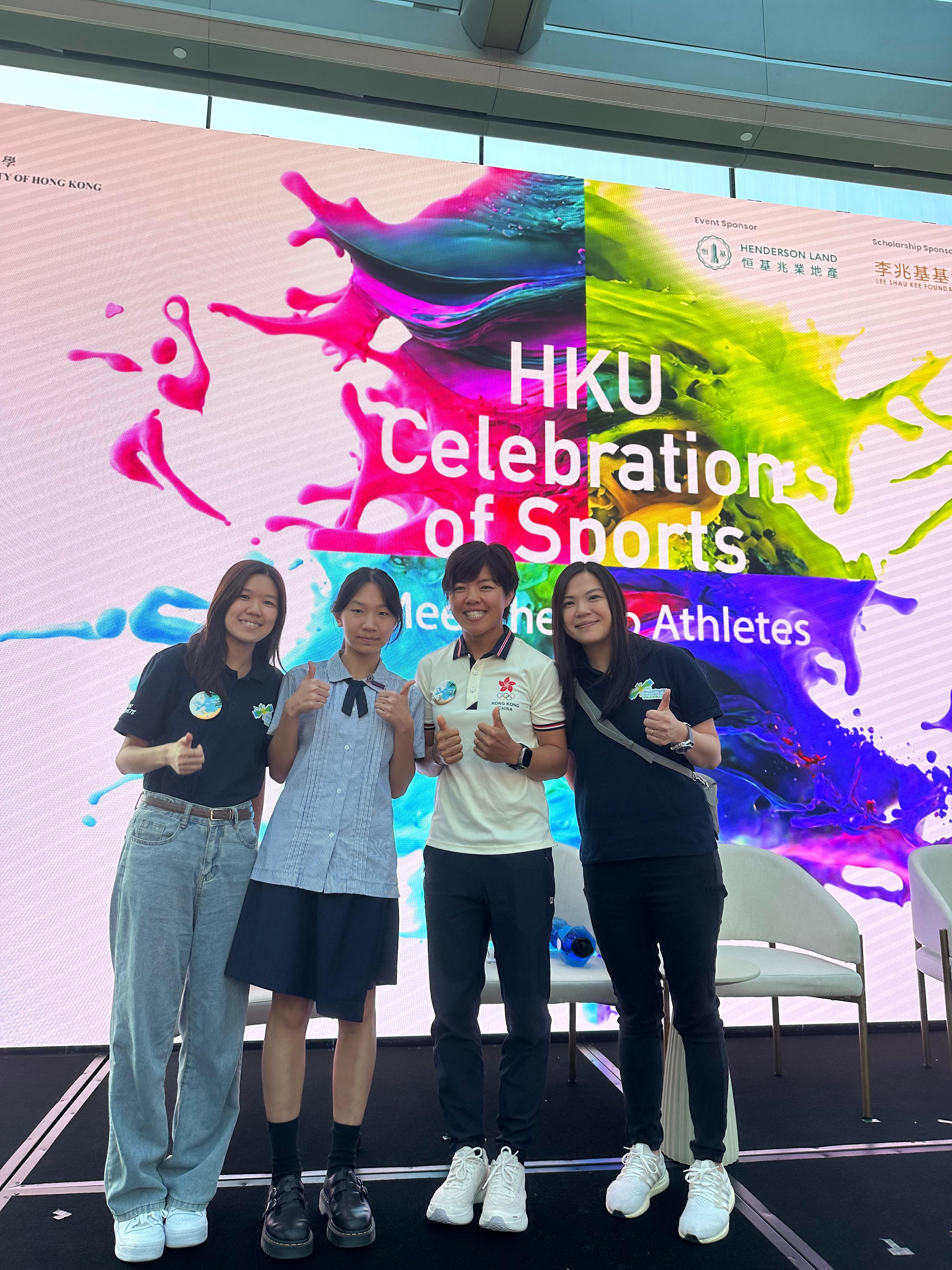 李同學 ( 左二 ) 受「 Breaking New Ground.突破恒常界限」暑假體育課程啟發,發掘她對滑浪風帆的興趣。