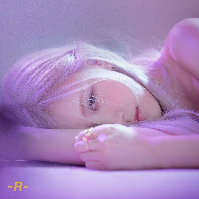 發行單曲《R》時,Rosé瞓地影專輯封面。