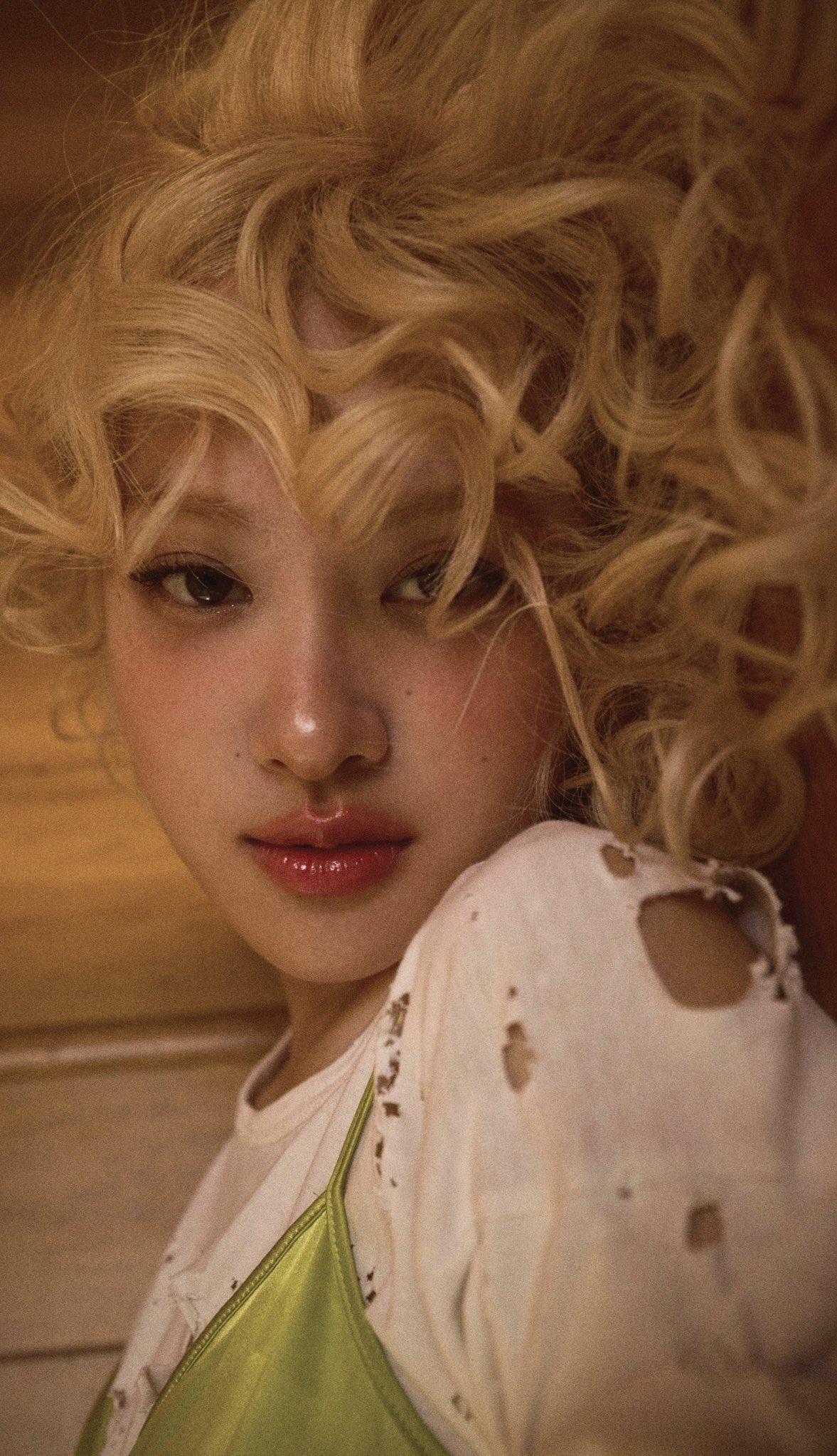 作為BLACKPINK地板王,Rosé非常愛瞓在地。