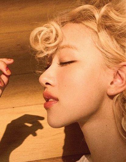 近日電了鬈曲金髮的Rosé,新形象fans非常受落。