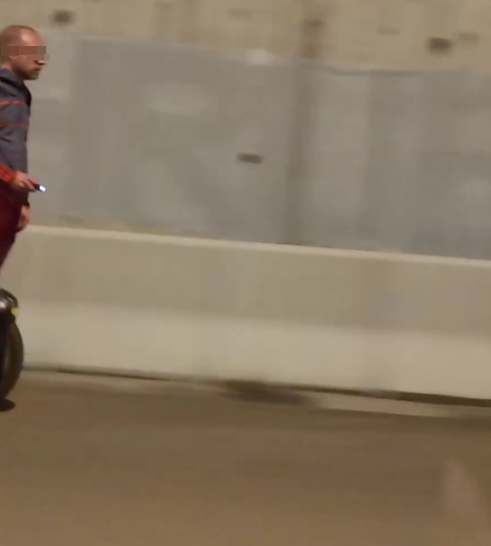 有網民發現一名外籍男子腳踏「風火輪」,公然於屯門公路「任我行」,險象環生。(Threads)