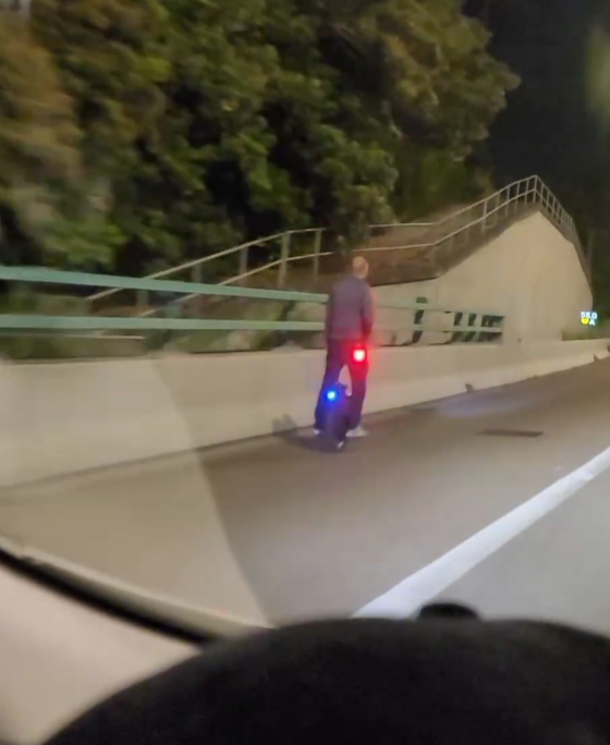 有網民發現一名外籍男子腳踏「風火輪」,公然於屯門公路「任我行」,險象環生。(Threads)