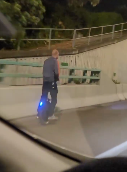 有網民發現一名外籍男子腳踏「風火輪」,公然於屯門公路「任我行」,險象環生。(Threads)