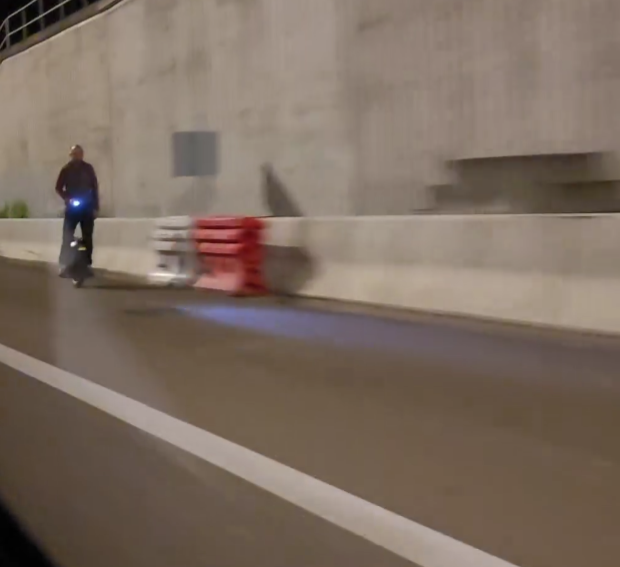 有網民發現一名外籍男子腳踏「風火輪」,公然於屯門公路「任我行」,險象環生。(Threads)